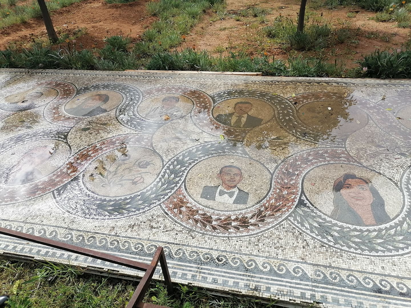 Photo du jour: L’état du tableau mosaïque dédié aux martyrs le jour de la commémoration de l’attentat du musée de Bardo!