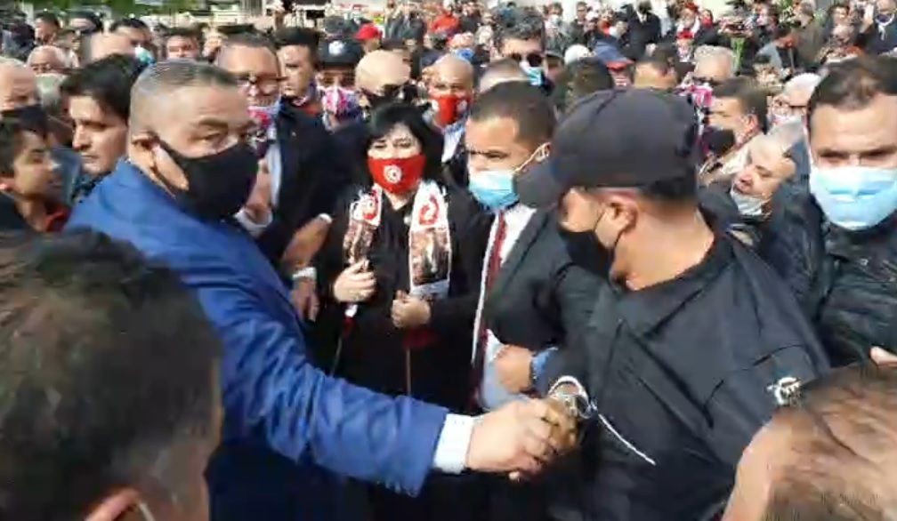 Abir Moussi dans les marchés de ksar Hellal [vidéo]