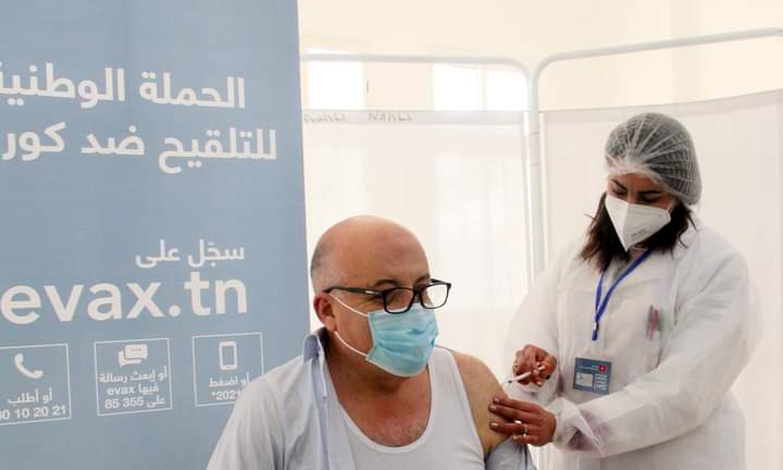 Tunisie-Coronavirus: Le ministre de la Santé reçoit la première dose du vaccin russe Spoutnik V