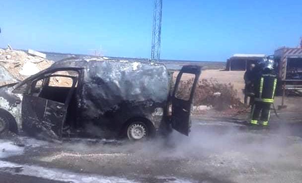 Tunisie – Djerba : IMAGES : Une voiture prend feu à l’entrée de la chaussée romaine