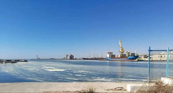 Tunisie[PHOTOS] : Déversement de Souffre au port commercial de Sfax