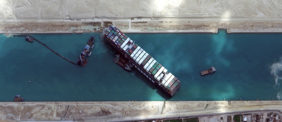 Le porte-conteneurs qui bloque le canal de Suez remis dans la bonne direction