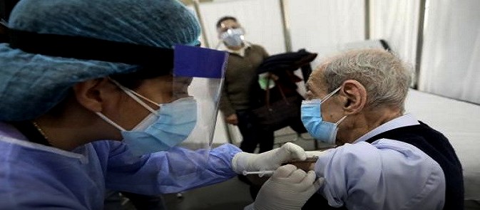 Tunisie – Monastir : Un sénior de 102 ans reçoit sa première dose de vaccin anti covid