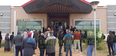 Tunisie [Photos]: Encombrement de personnes devant le centre de vaccination anti-Covid à Gafsa