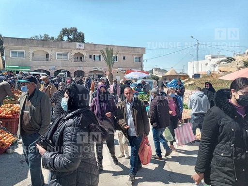 Tunisie: En images, ouverture du marché hebdomadaire au Kef en dépit de son interdiction