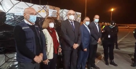 Tunisie – VIDEO : Le ministre de la Santé tout heureux de réceptionner les vaccins d’AstraZeneca