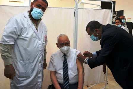 Tunisie – L’image du jour : Qui est le monsieur qui a « eu l’honneur » de vacciner le Cheikh ?