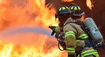 Un énorme incendie ravage une usine de conditionnement de l’huile végétale à Sfax [Vidéo]