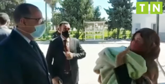 Tunisie – VIDEO : Mechichi fait raccompagner une femme et son bébé bloqués par le confinement