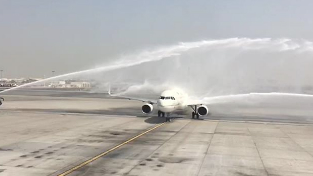 Tunisie: Le vol de Tunisair vers la Libye accueilli par des jets d’eau en signe de bienvenue