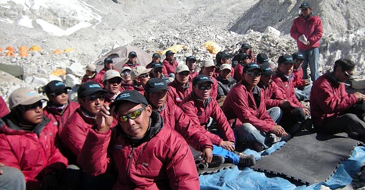 Le coronavirus réussit son escalade de l’Everest