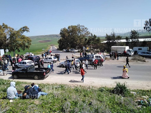 Tunisie-coupure d’eau: Des manifestants bloquent la route R52 reliant Béja à Nefza