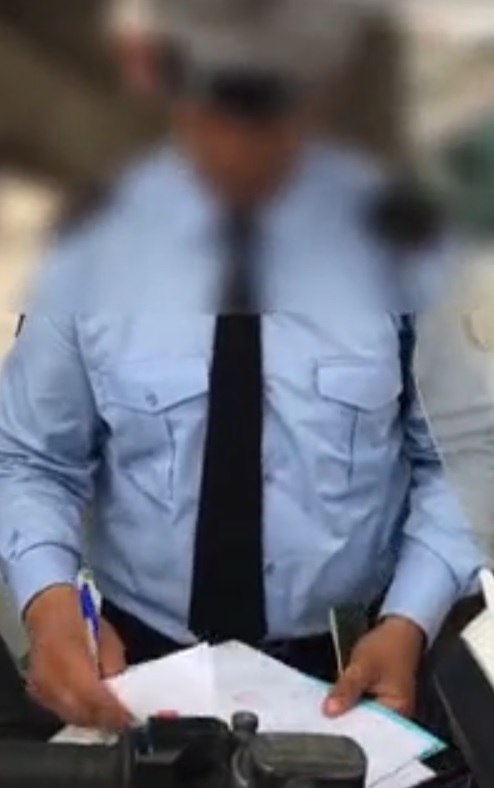 Scandaleux: Un policier sans masque rédige une contravention contre un automobiliste pour non-port du masque