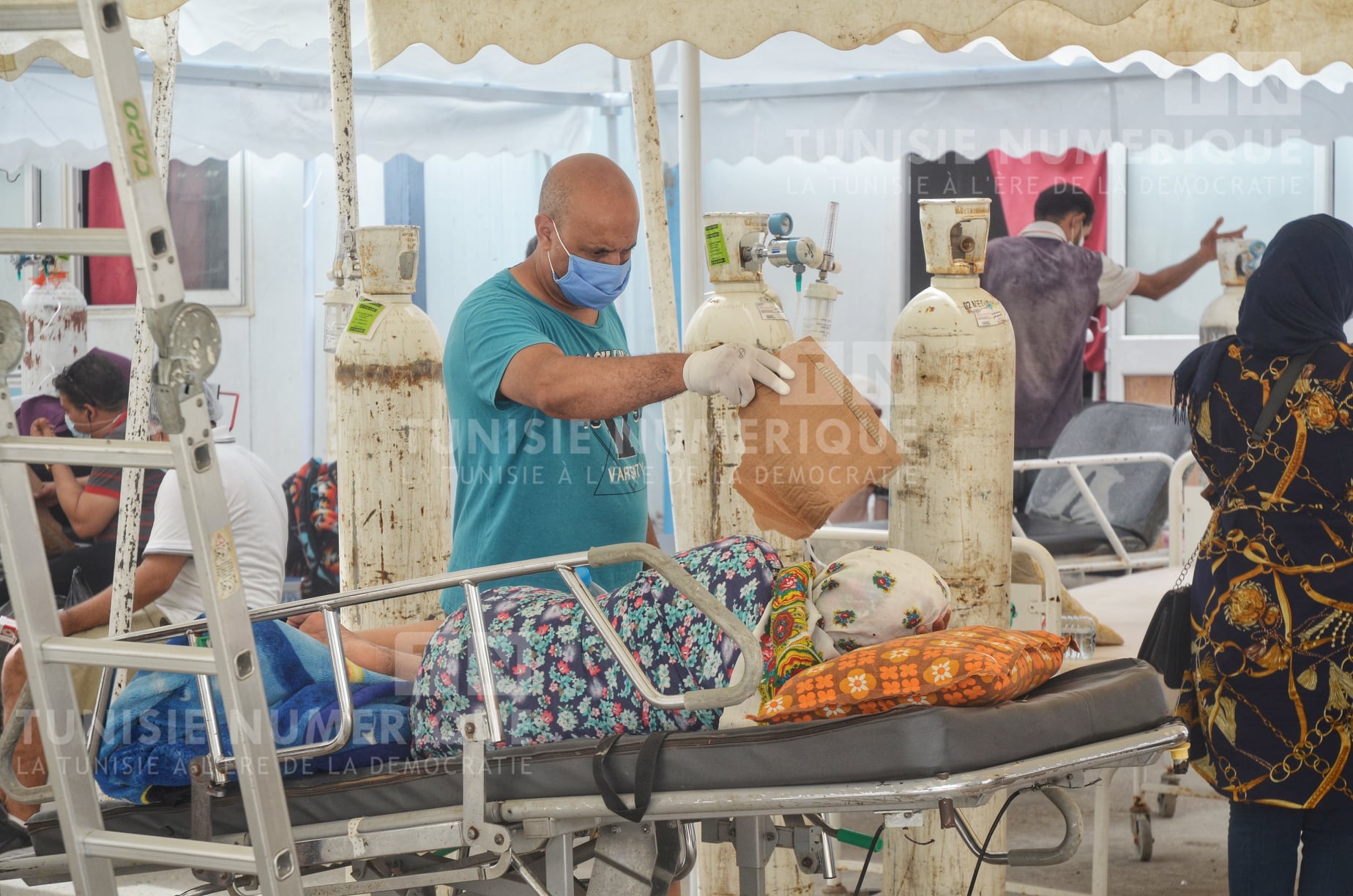 Images du jour- Béja: Des patients Covid soignés dans les espaces extérieurs de l’hôpital [photos]