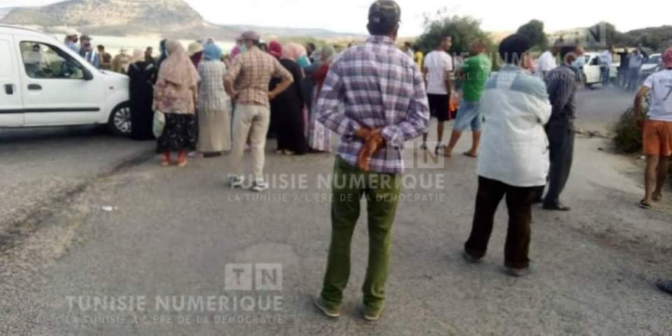 Tunisie-Coupure d’eau: Des manifestants bloquent la route reliant Nefza à Tabarka [Photos]
