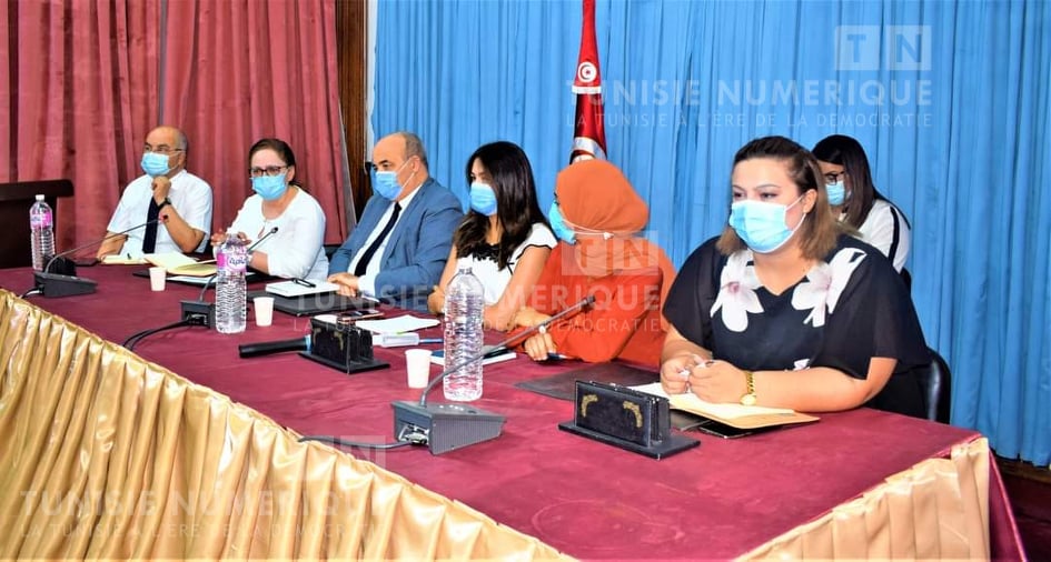 Tunisie-Coronavirus[PHOTOS] : Nissaf Ben Alaya supervise une réunion au Kef