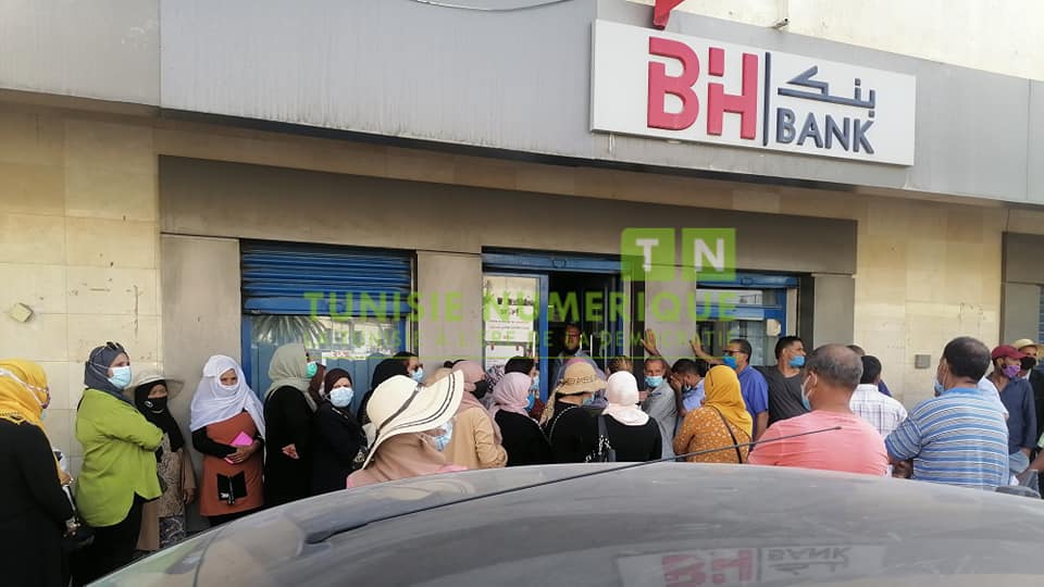 Gafsa- Des dizaines de citoyens attendent leur tour devant les agences bancaires [Photos]