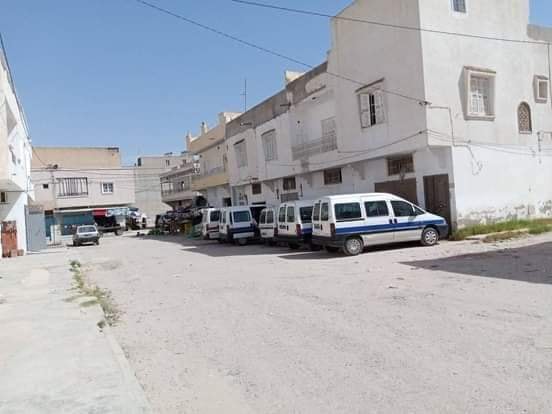 Photo du jour-Kairouan: Des propriétaires des taxis de louage poursuivent leurs activités en tapinois