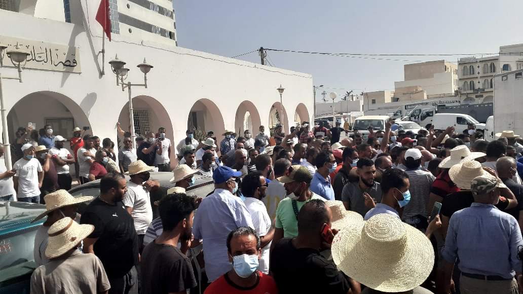 Tunisie-Zarzis: Les propriétaires des cafés et des restaurants protestent [Photos]