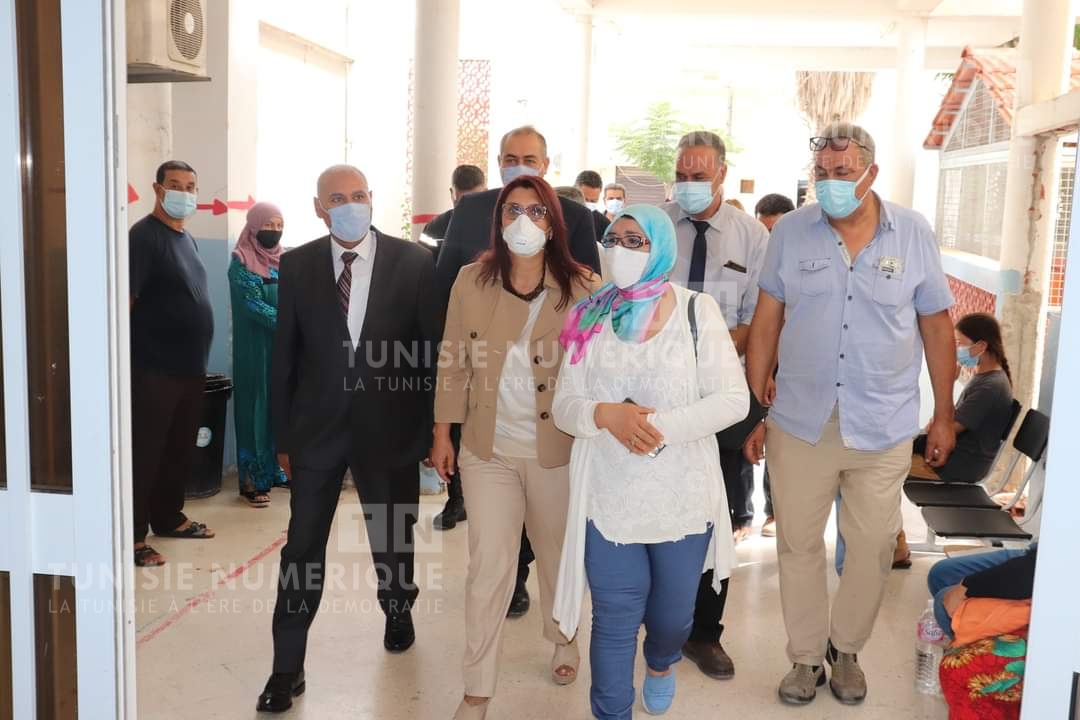 Jendouba-Coronavirus [PHOTOS] : La ministre de l’Enseignement Supérieur rend visite aux établissements de santé publics