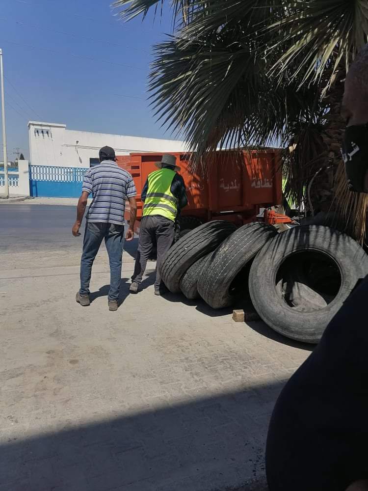 Tunisie [PHOTOS]: Saisie de plus de 1150 pneus par la police municipale