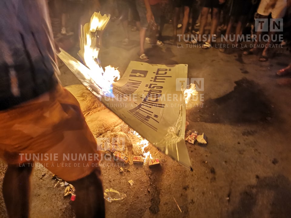 Béja [PHOTOS]: Prise d’assaut du bureau local d’Ennahdha