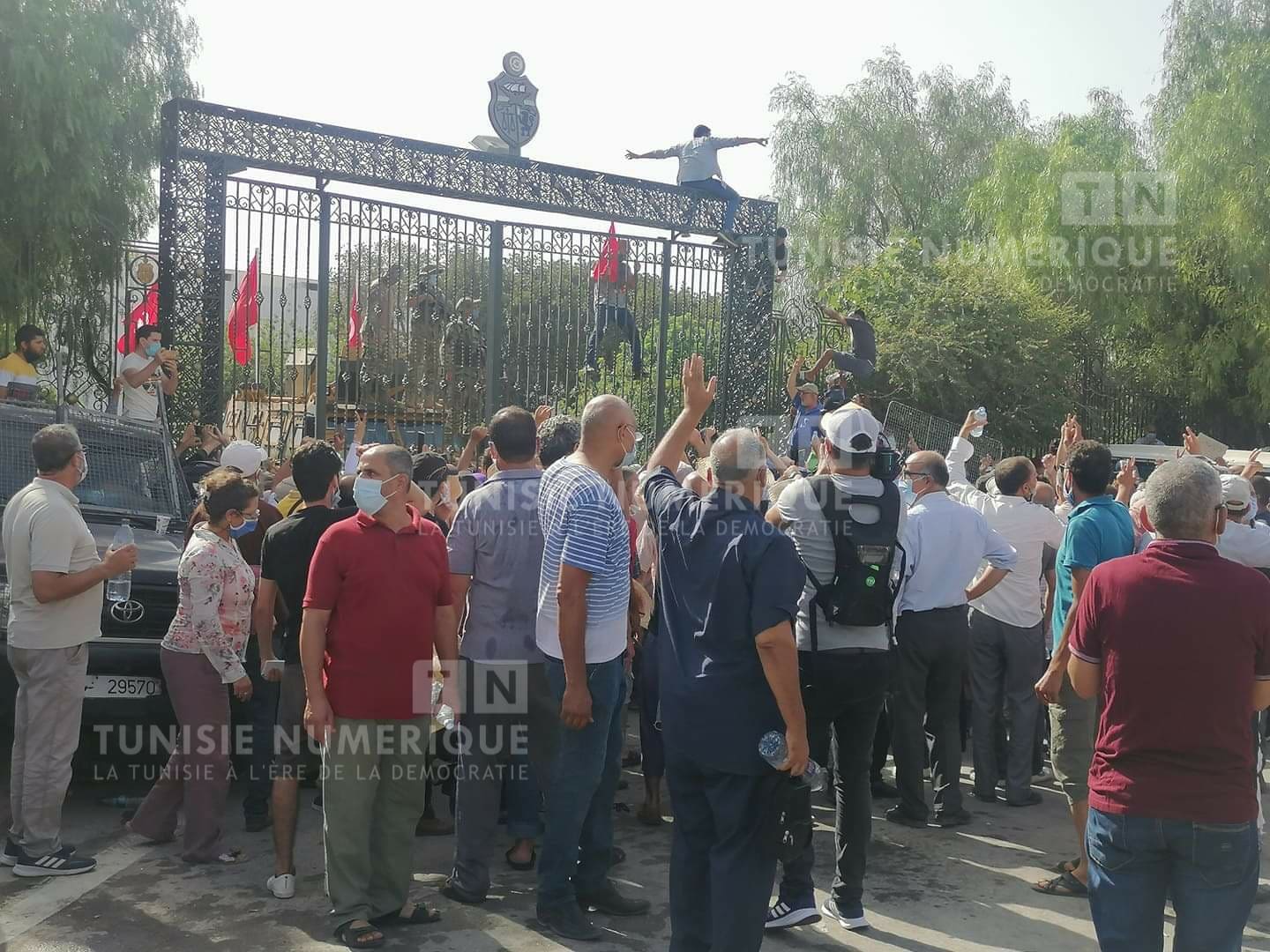 Tunisie: Tentative de prise d’assaut du Parlement par les adhérents d’Ennahdha [Photos]