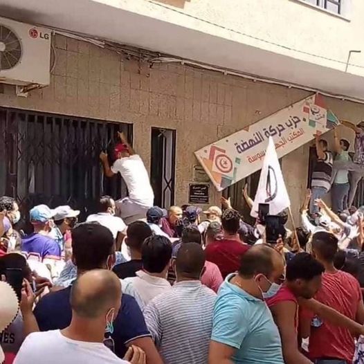 Sousse et Tozeur: Des manifestants prennent d’assaut le siège d’Ennahdha