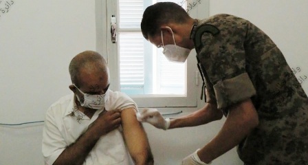 Kairouan: L’armée nationale participe à une campagne de vaccination massive