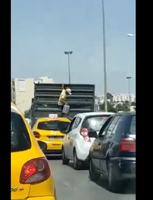 Tunis: Le silence assourdissant des automobilistes face à un crime de vol en plein jour [vidéo]