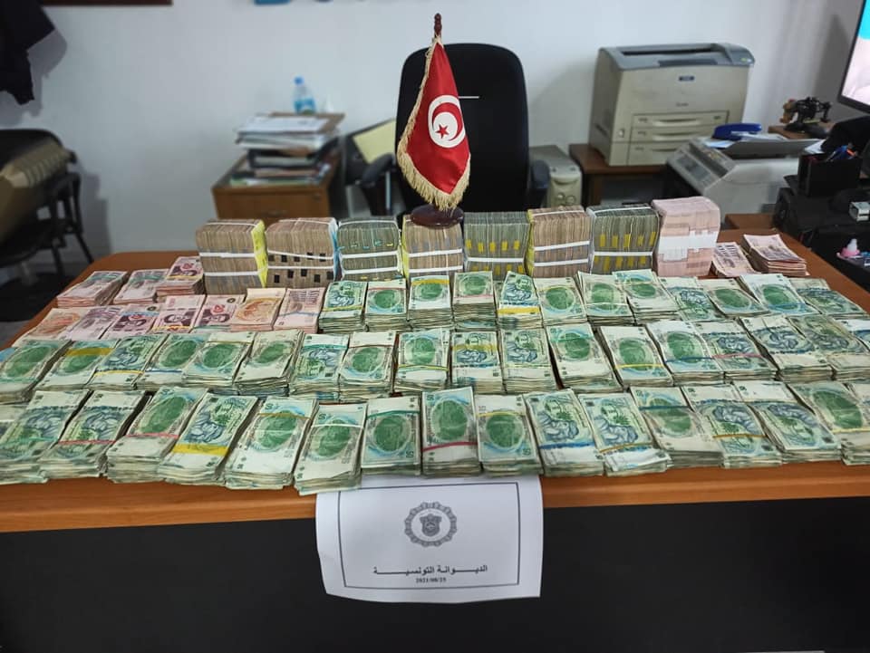 Douane Tunisienne: Saisie de 641 mille dinars en liquide et de 773 chèques bancaires
