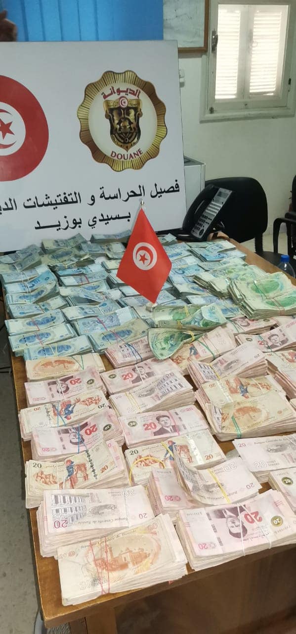 Tunisie: Quantités de cigarettes et sommes d’argent importantes saisies par la Douane
