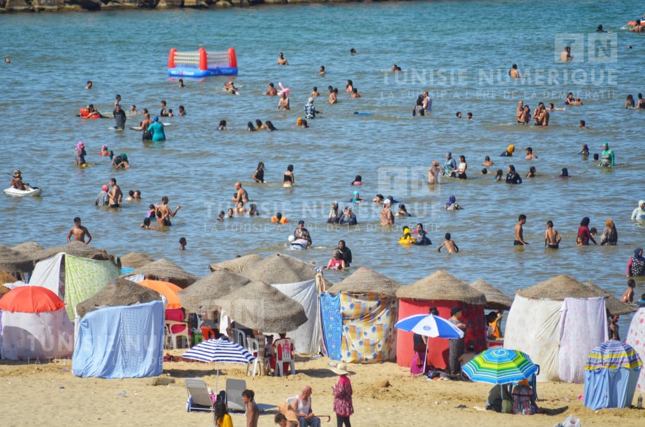 Jendouba [PHOTOS] : Les vacanciers affluent sur les plages de Tabarka