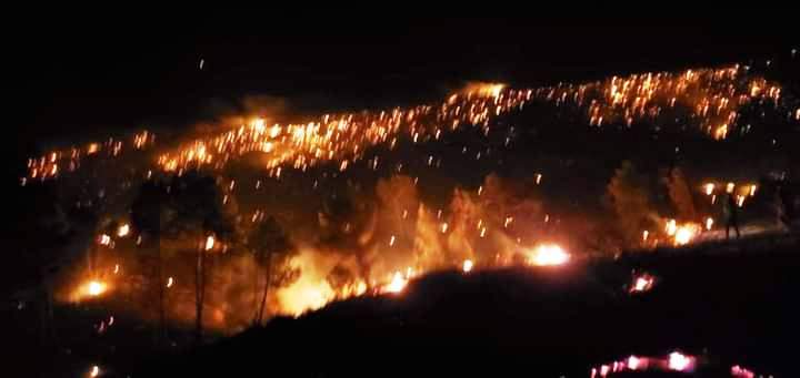 Tunisie – Images: Le feu dévore le Jebel Sammama et les mines des terroristes avec!