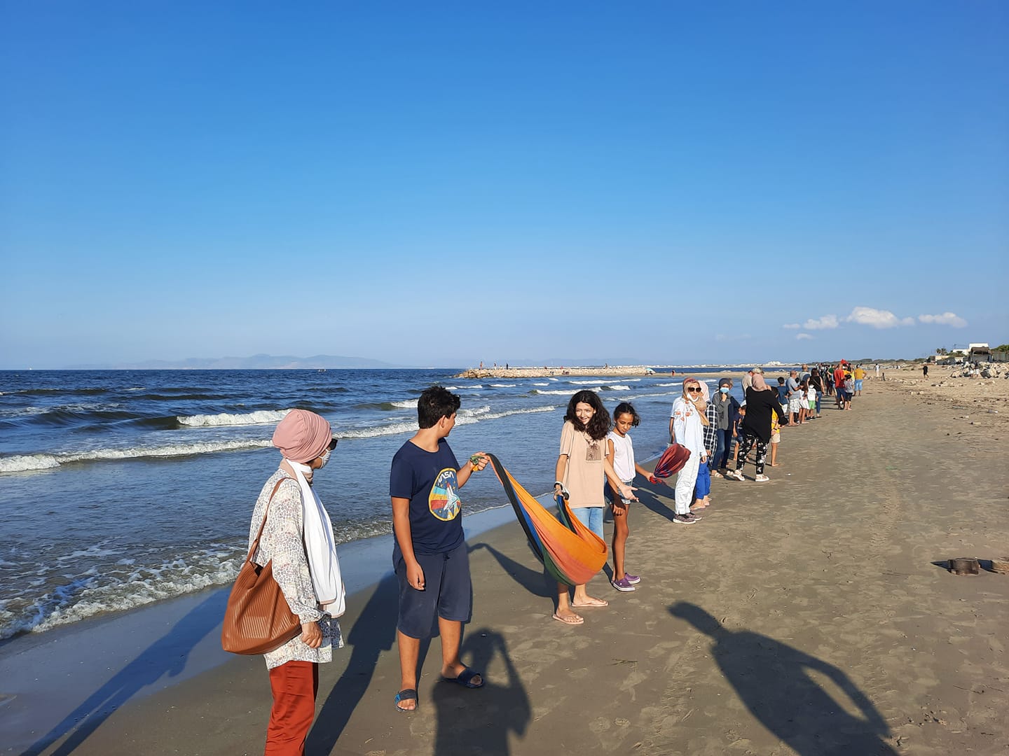 Banlieue Sud: Une chaîne humaine pour dénoncer la pollution des plages par l’ONAS