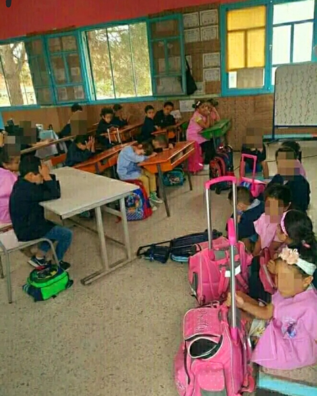 Photo du jour: Des élèves assis par terre à l’école Gammarth Harrouch