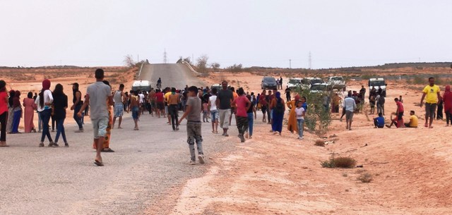 Tunisie – Les citoyens bloquent la route et l’autoroute entre Sfax et Gabes