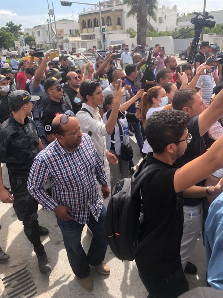 Dernière minute: Des manifestants réunis devant le siège de l’ARP pour “virer” les députés qui s’apprêtent à reprendre le travail