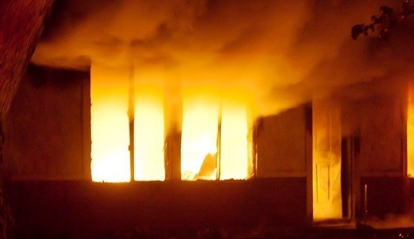 Kasserine : Un incendie décime 3000 “balles” de foin à l’intérieur de l’entreprise de recyclage dans la zone industrielle