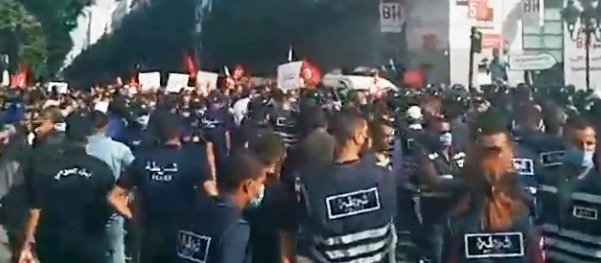 Tunisie – VIDEO : Les manifestants ont tout fait pour se faire tabasser par la police… Et ils ont échoué !