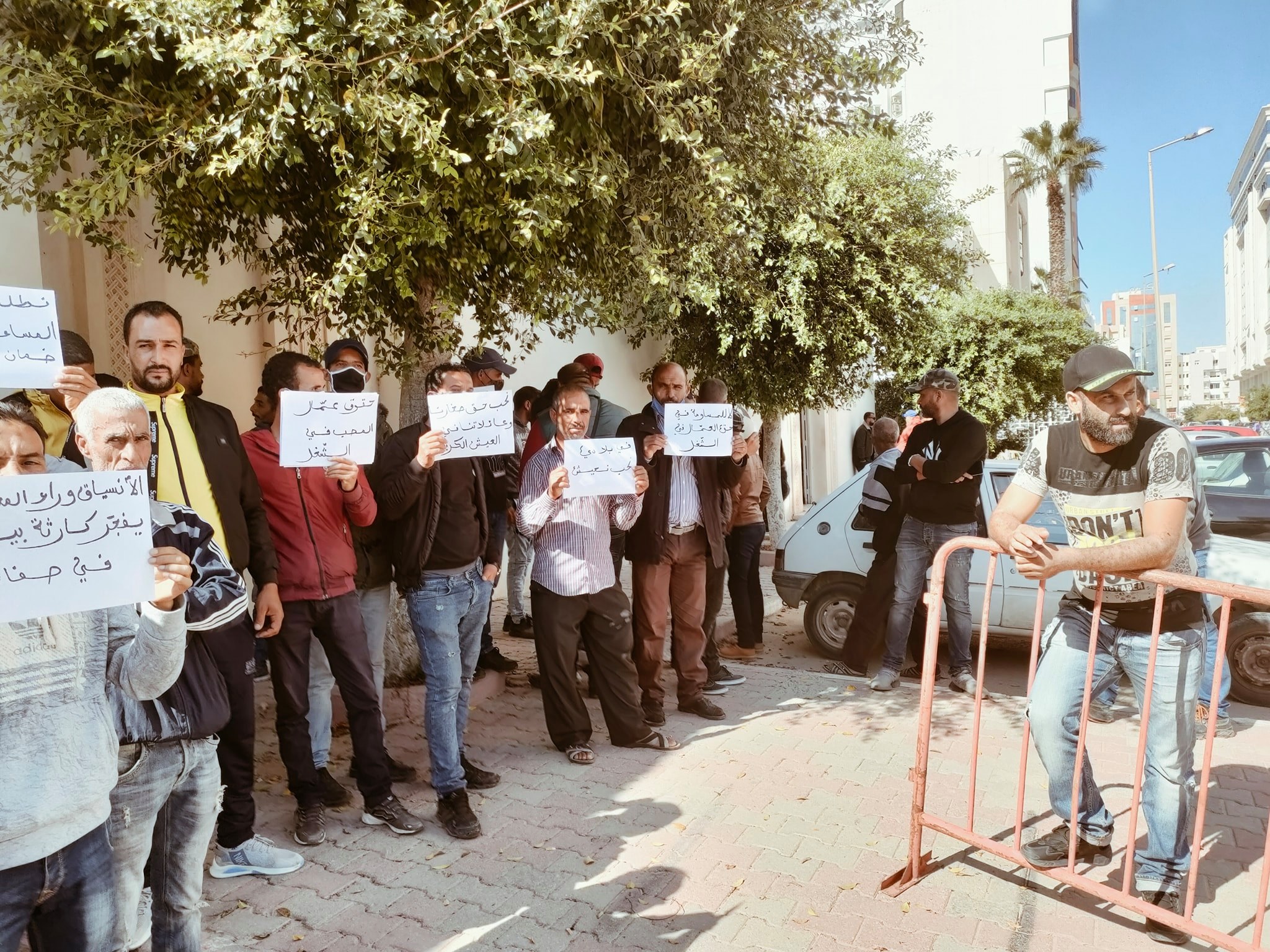 Sfax [PHOTOS] : Les ouvriers de la décharge fermée de Agareb entament un stand de protestation