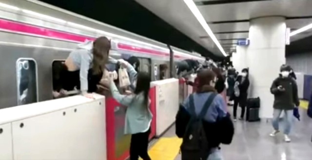 Japon : VIDEO: 17 blessés dans une attaque au couteau et un incendie volontaire dans le métro de Tokyo