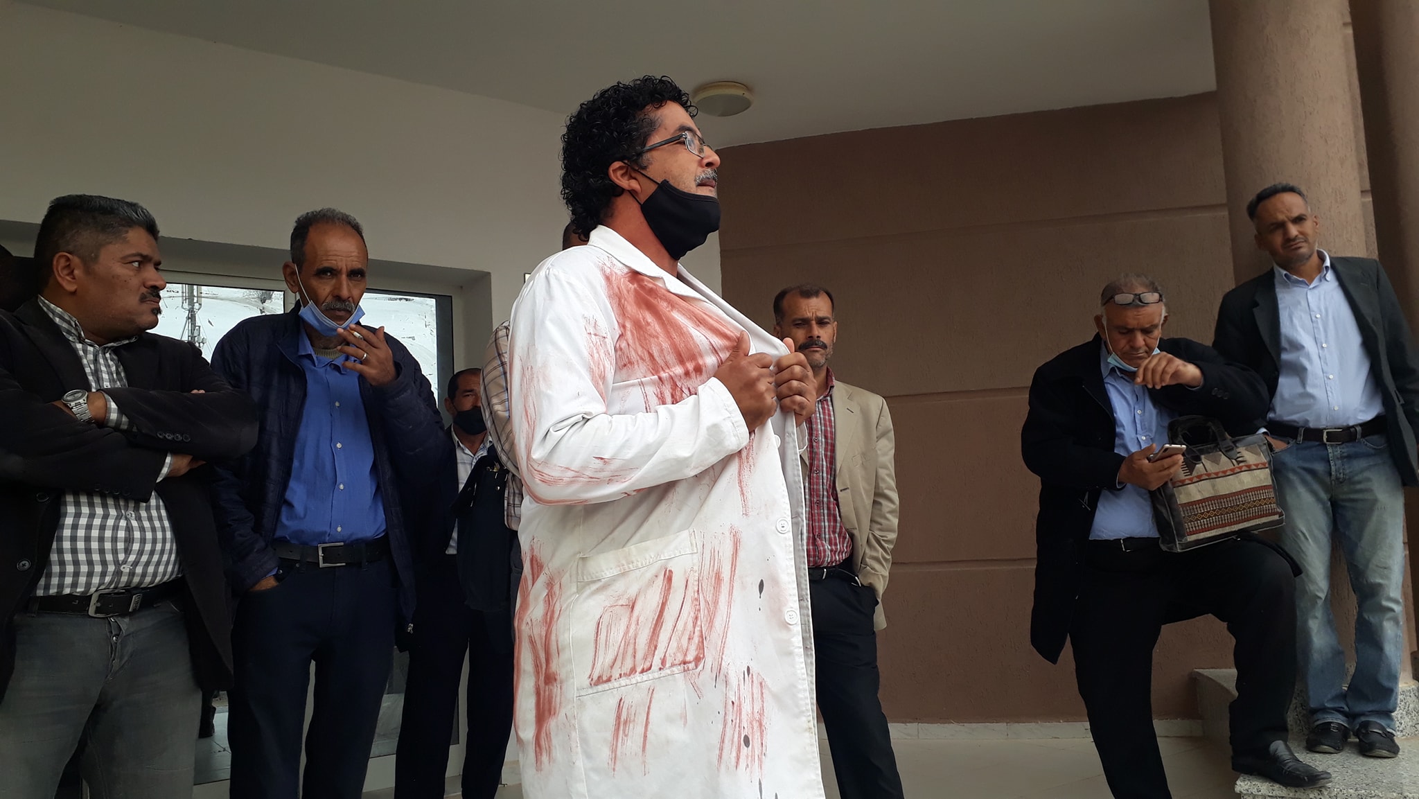 Photo du jour: La blouse tachée de sang d’un enseignant