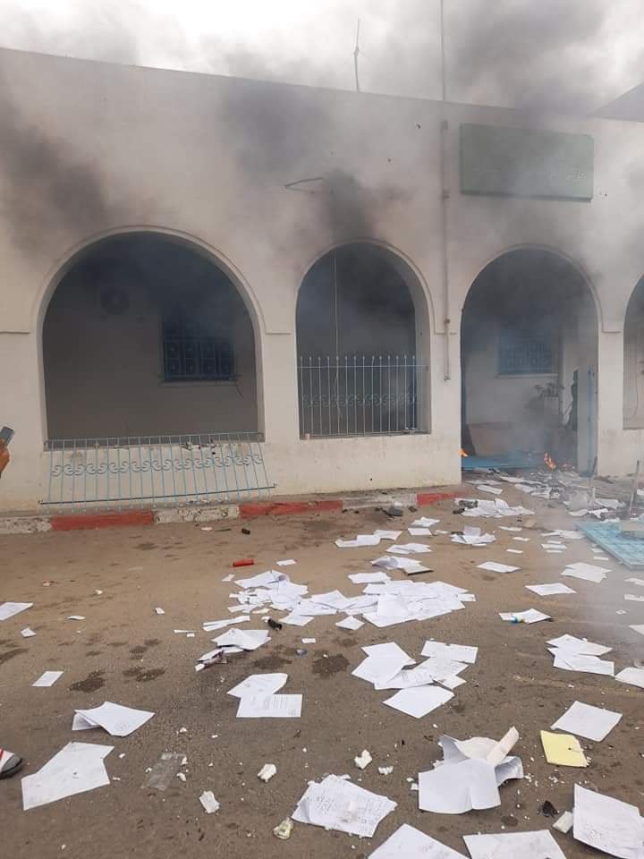 Sfax : Le poste de la Garde nationale à Agareb incendié par des manifestants