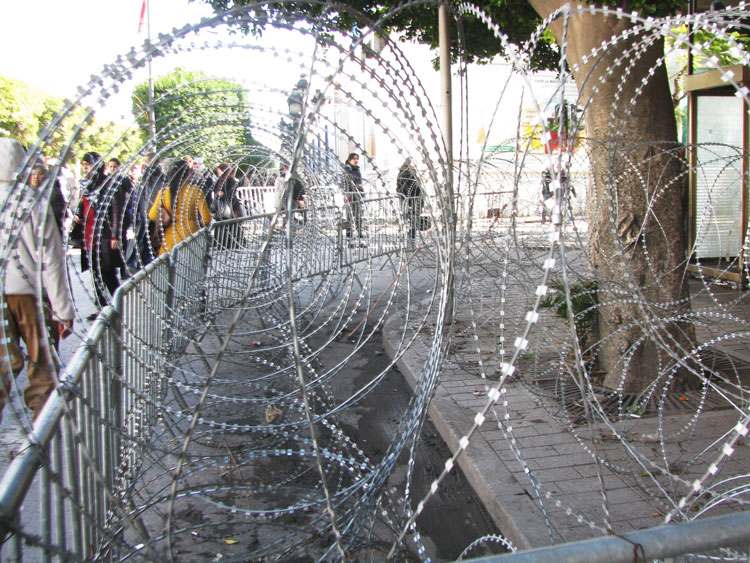 Le nouveau ministre de l’Intérieur va-t-il enlever les barricades qui asphyxient les commerçants du centre-ville de Tunis ?