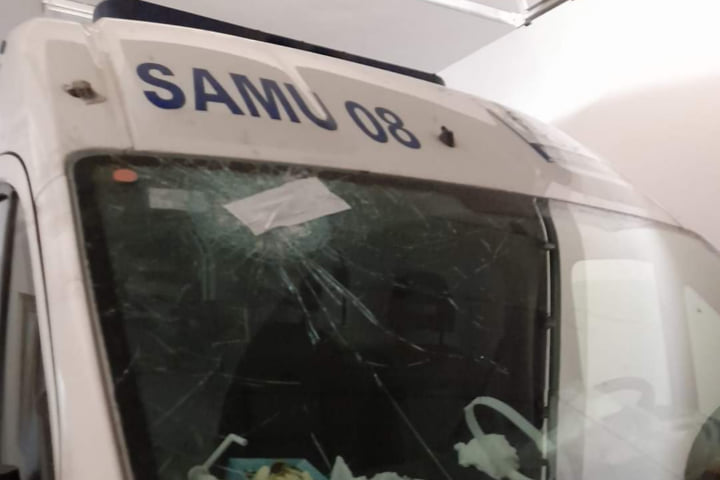 Jendouba : Une ambulance avec un patient à bord bombardée de pierres
