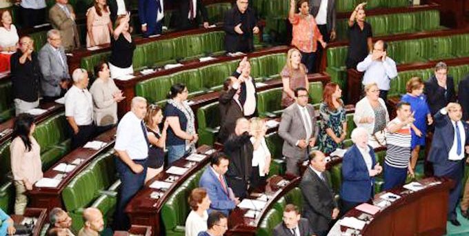 Tunisie – Cinq députés gelés portent plainte pour percevoir leurs salaires
