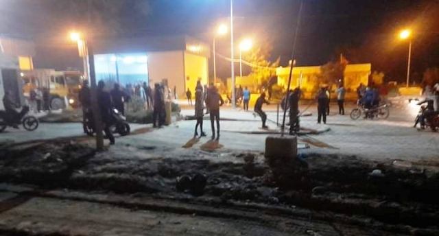 Tunisie – DERNIERE MINUTE : IMAGES : Les citoyens d’Agareb ferment la décharge d’El Guenna