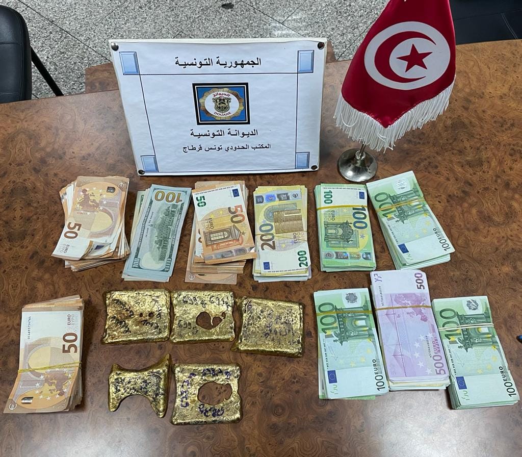 Aéroport de Tunis-Carthage: Un montant en devises et des lingots d’or d’une valeur de 900 mille dinars saisis