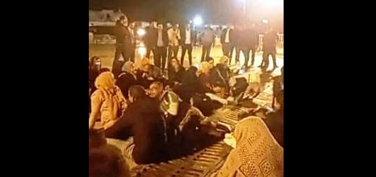 Tunisie – VIDEO : Les chômeurs de longue date passent la nuit à la place de La Kasbah
